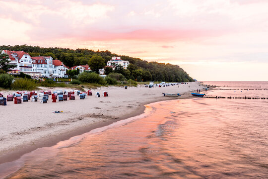 Germany, Mecklenburg-Vorpommern, Ahlbeck, Coastline of Usedom island at sunset