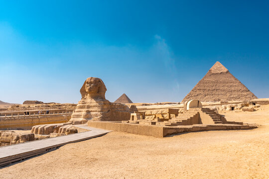 Egypt, Giza Governorate, Giza, Great Sphinx of Giza and Giza Pyramids
