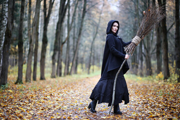 Obraz premium A woman in a witch suit in a forest