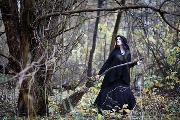 Obraz premium A woman in a witch suit in a forest