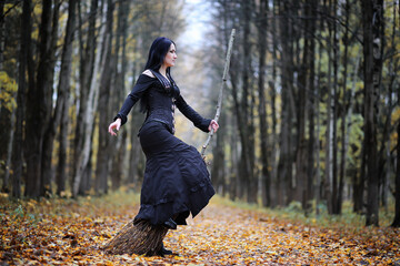 Obraz premium A woman in a witch suit in a forest