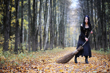 Obraz premium A woman in a witch suit in a forest