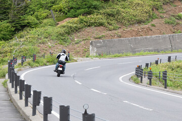 Obraz premium オートバイ ツーリング 峠道（長野県国道292号線）