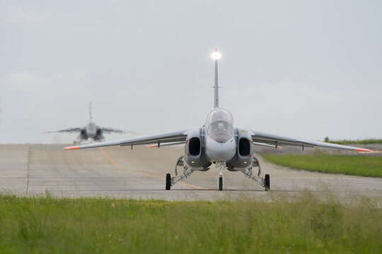 滑走路へ向けてタキシングする航空自衛隊 T-4ジェット練習機