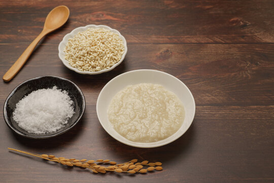 日本の食べ物｜塩麹と材料(米麹・塩)