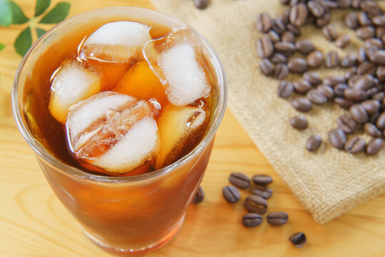 氷の入ったアイスコーヒーと珈琲豆