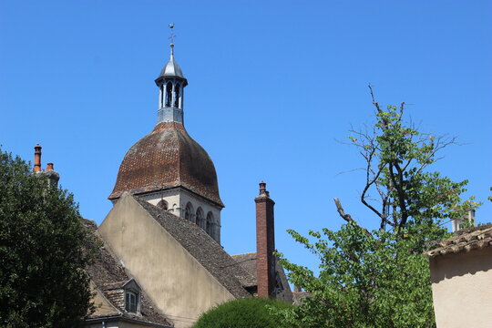 Clocher de la basilique Notre-Dame (&eacute;glise coll&eacute;giale) de Beaune et autres toits