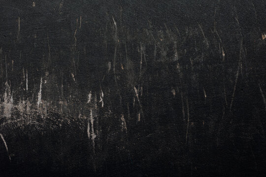  Pared de hormig&oacute;n grunge negro oscuro con ara&ntilde;azos, fondo melanc&oacute;lico. Textura de pared de hormig&oacute;n grunge oscuro rayado; fondo melanc&oacute;lico dram&aacute;tico para recursos editoriales de terror, suspenso