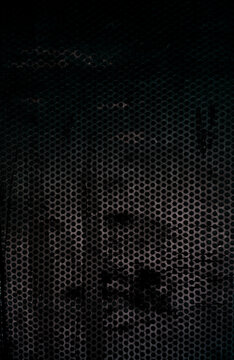  Textura de malla met&aacute;lica perforada de color negro oscuro, fondo grunge industrial. Textura de patr&oacute;n de malla met&aacute;lica perforada oscura; fondo grunge industrial para m&uacute;sica, tecnolog&iacute;a y recursos