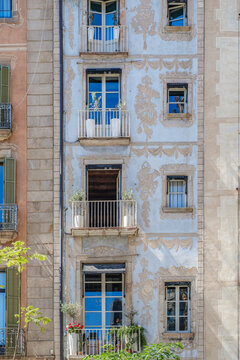 Barcelona Facade, Classic Building with Vintage Sgraffito Ornaments and Balconies, Historic Eixample Architecture, Residential House