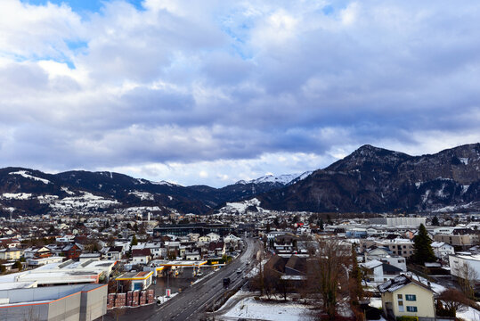 Blick &uuml;ber die verschneite Stadtlandschaft und Hausd&auml;cher im Winter in Dornbirn, Vorarlberg