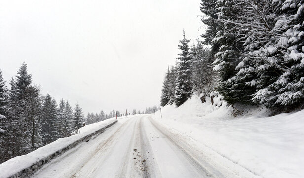 Kurvige, verschneite Bergstra&szlig;e der Faschinastra&szlig;e zwischen Au und Dam&uuml;ls im Winter bei Schneefall, Vorarlberg, &Ouml;sterreichKeywords (30 St&uuml;ck, nach Relevanz sor