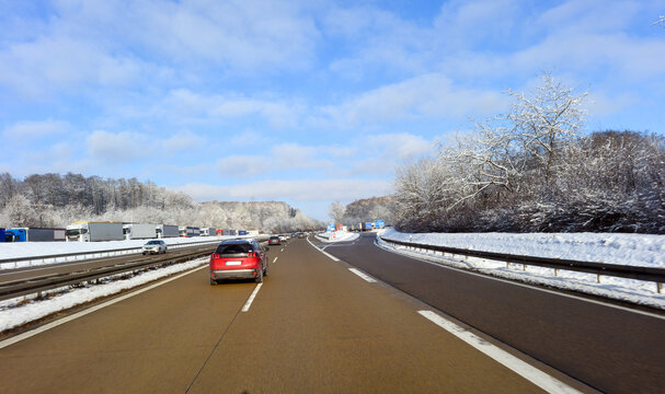 Winterliche Fahrt auf der Autobahn A7 am Parkplatz H&auml;rtsfeld in Baden-W&uuml;rttemberg Richtung W&uuml;rzburg