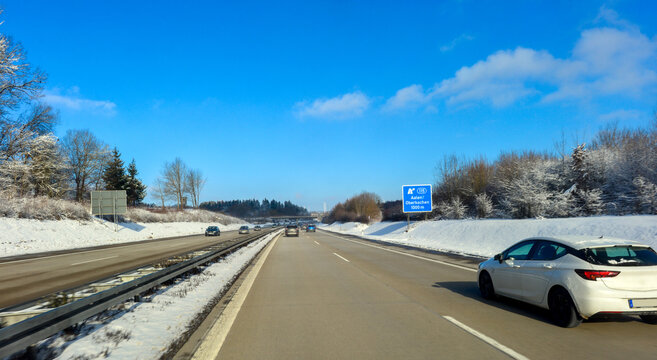 Fahrt auf der winterlichen Autobahn A7 bei der Ausfahrt Aalen/Oberkochen in Fahrtrichtung W&uuml;rzburg, Baden-W&uuml;rttemberg