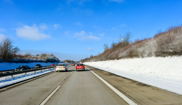 Fahrt auf der winterlichen Autobahn A7 bei Aalen/Oberkochen in Fahrtrichtung W&uuml;rzburg, Baden-W&uuml;rttemberg