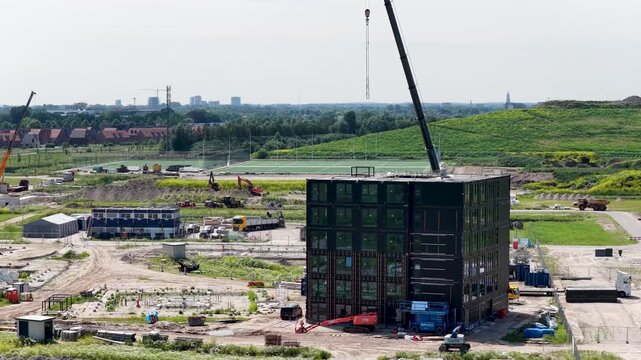 In the new Amersfoort neighborhood &lsquo;Thuis in Duist&rsquo;, 286 relocatable homes of permanent quality will be built. This involves 240 social rental homes, 80 of which will be allocated to status holders wi
