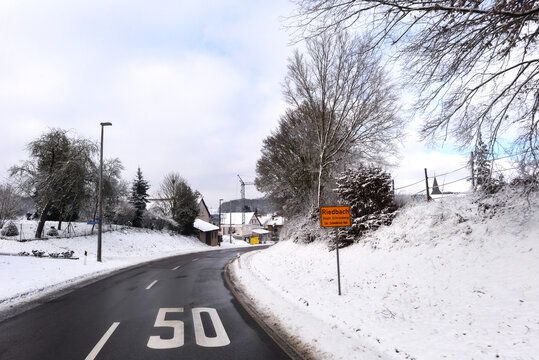 Fahrt auf der winterlichen Bundesstra&szlig;e B290 bei der Ortseinfahrt nach Riedbach, Stadt Schrozberg in Baden-W&uuml;rttemberg