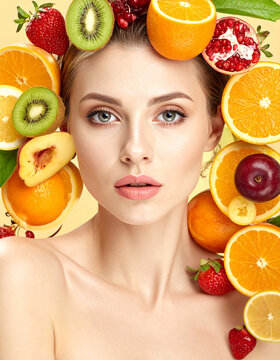 belleza femenina rodeada de c&iacute;tricos y frutas frescas. retrato de mujer concepto de frescura, vitalidad, cuidado de la piel, bienestar natural y nutrici&oacute;n saludable