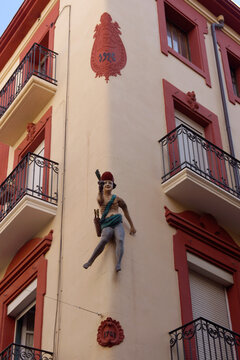 Reus (Spain). Sculpture of The Jew of the Suburb on a facade in the historic center of the city of Reus.