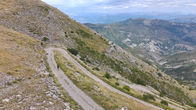 Vue a&eacute;rienne d'un randonneur au milieu des montagnes des Alpes de Haute Provence