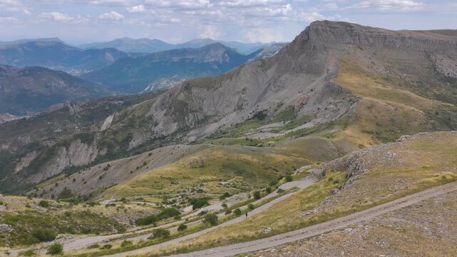 Vue a&eacute;rienne d'un randonneur au milieu des montagnes des Alpes de Haute Provence