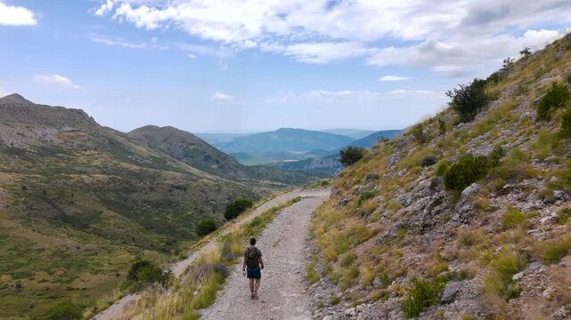 Vue a&eacute;rienne d'un randonneur au milieu des montagnes des Alpes de Haute Provence
