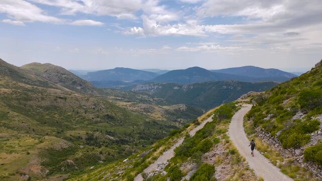 Vue a&eacute;rienne d'un randonneur au milieu des montagnes des Alpes de Haute Provence