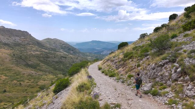 Vue a&eacute;rienne d'un randonneur au milieu des montagnes des Alpes de Haute Provence
