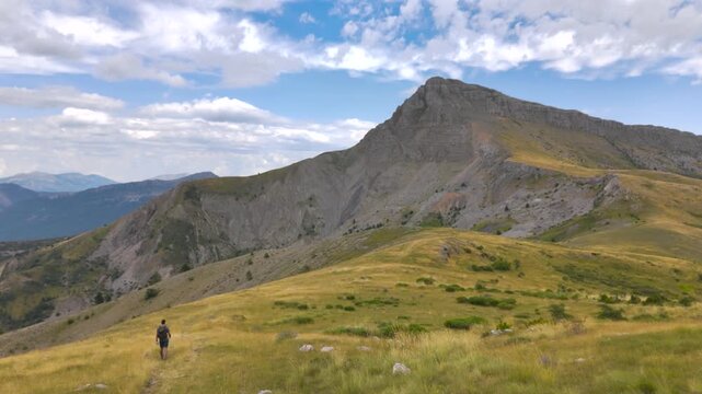 Vue a&eacute;rienne d'un randonneur au milieu des montagnes des Alpes de Haute Provence