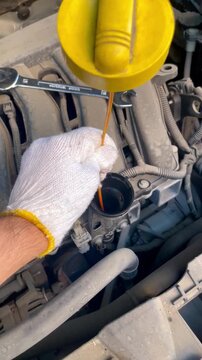 Motor coche revisi&oacute;n mec&aacute;nica niveles aceite veh&iacute;culo varilla, tap&oacute;n y llave herramienta puesta a punto
