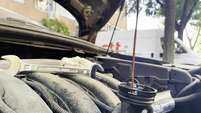 Mec&aacute;nico aceite motor varilla dep&oacute;stio coche comprobar niveles revisi&oacute;n lubricaci&oacute;n y viscosidad mec&aacute;nica medidor m&iacute;nimo m&aacute;ximo carter llave estado oil multigrado winter inspecci&oacute;n y mantenimiento sae