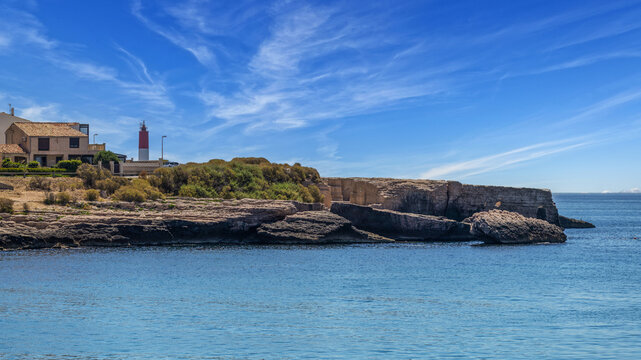 Phare le long de la c&ocirc;te m&eacute;diterran&eacute;e &agrave; Carro en Provence