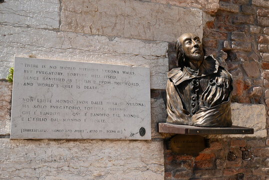 V&eacute;rone, Italie, 16 juin 2026 : Buste de William Shakespeare du sculpteur Sergio Pasetto avec une citation tir&eacute;e de la trag&eacute;die Rom&eacute;o et Juliette dans la ville de V&eacute;rone