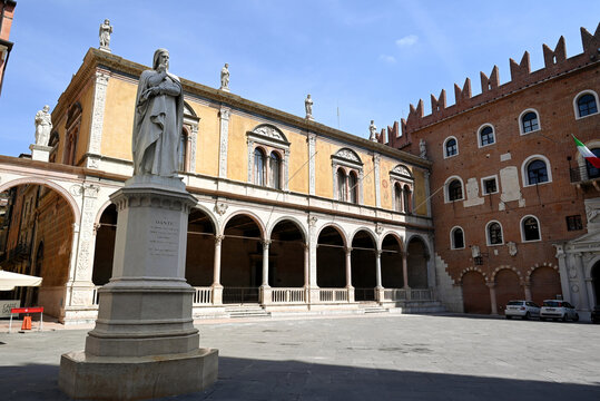 V&eacute;rone, Italie, 16 juin 2026 : Statue de Dante Alighieri sur la piazza dei Signori dans la ville de V&eacute;rone avec la Loggia del Consiglio au second plan