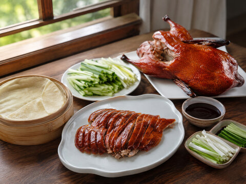  Peking Duck con carne laminada, panqueques, pepino, ceboll&iacute;n y salsa hoisin.