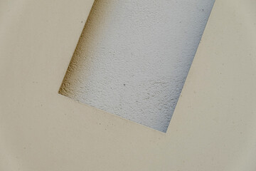 Plaque métal beige découpée en relief sur un mur