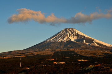 Fototapeta premium 愛鷹山塊の越前岳の十里木高原展望台より望む朝日に染まる富士山と宝永火口と茜雲 