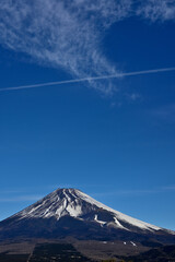 Fototapeta premium 愛鷹山塊の越前岳より 雪の富士山と青空 コピースペース 