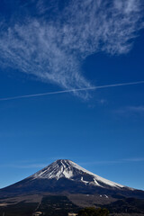 Fototapeta premium 愛鷹山塊の越前岳より 雪の富士山と青空 コピースペース 