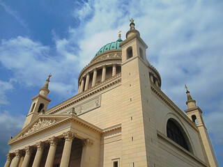 Fototapeta premium potsdam, deutschland - froschperspektive der kirche st. nikolai