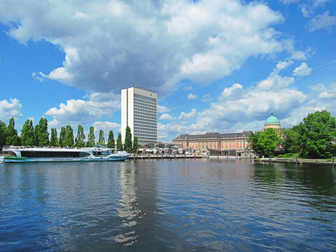 potsdam, deutschland - havelpanorama mit stadtschloss und nikolaikirche