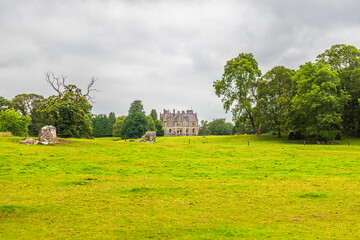 Irish manor house with stone ruins in green countryside © Lumen&Lines