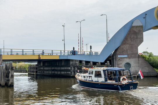 Boot f&auml;hrt unter der Slauerhoffbrug hindurch in Leeuwarden, Friesland, Niederlande