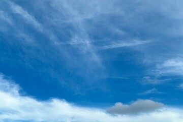 Fototapeta premium 青い空と白い雲 画面に広がる大空