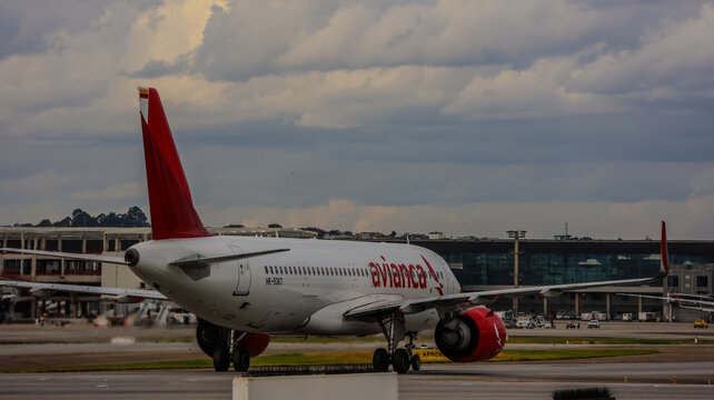 Avi&atilde;o de passageiros da Avianca em movimento na pista de Guarulhos, com motores e marca da companhia em destaque. Guarulhos, SP, 10 de maio de 2026.