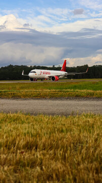 Avi&atilde;o da Avianca em deslocamento pela pista do Aeroporto Internacional de Guarulhos, entre gramado e vegeta&ccedil;&atilde;o, sob c&eacute;u parcialmente nublado durante opera&ccedil;&atilde;o em solo. Guarulhos SP 18 agosto 2026