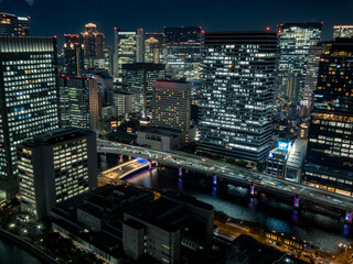 夜のオフィス街を見下ろす美しい高層ビル群と都市インフラ © tokoteku_2018