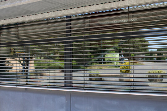 Store, brise soleil orientable en aluminium
