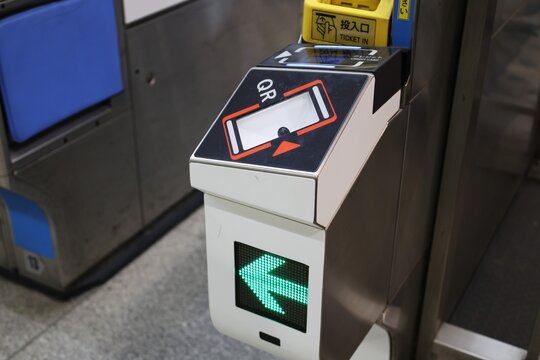 クレジットカードのタッチ決済に対応した駅の改札機