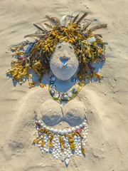 Frau als kunstwerk aus Sand am Meer © Blickfang